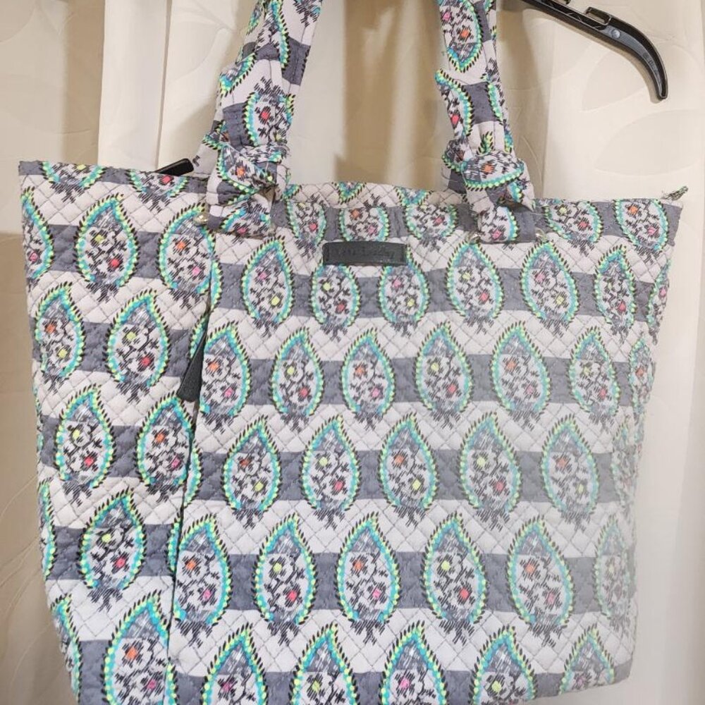 Vera Bradley Hadley East West grey paisley print